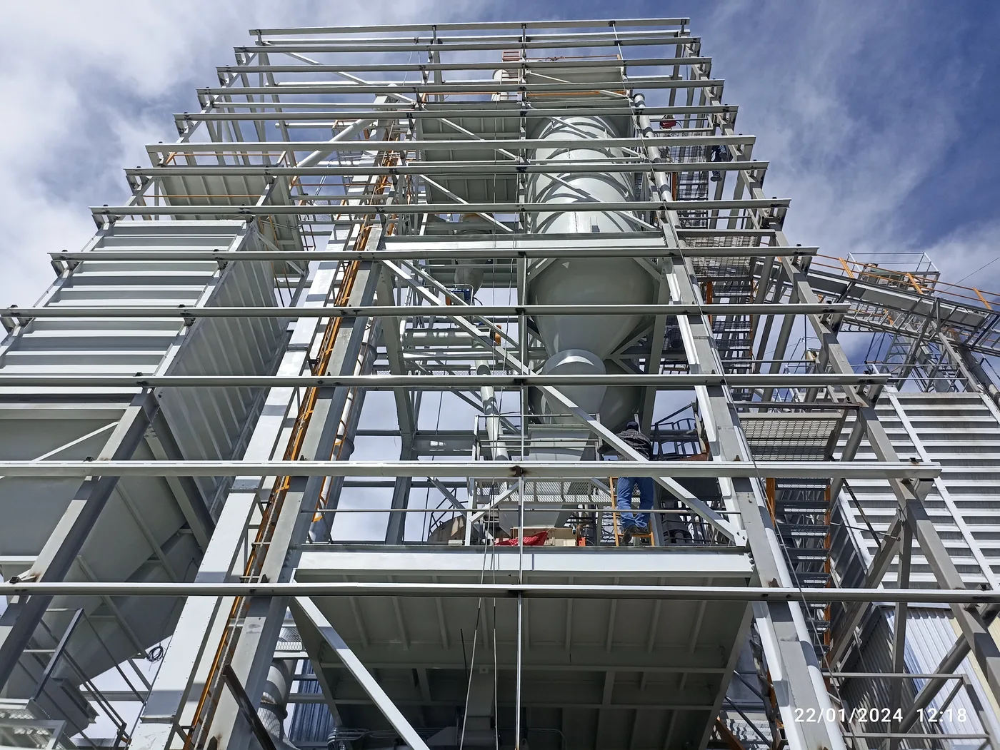 Personal trabajando en plataforma elevada de estructura metálica industrial