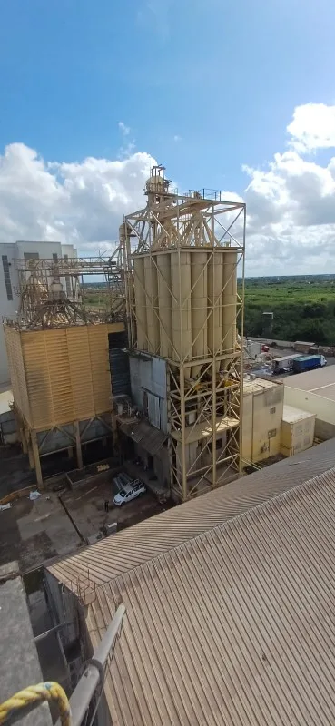 Vista exterior de planta agroindustrial con silos y nave de proceso