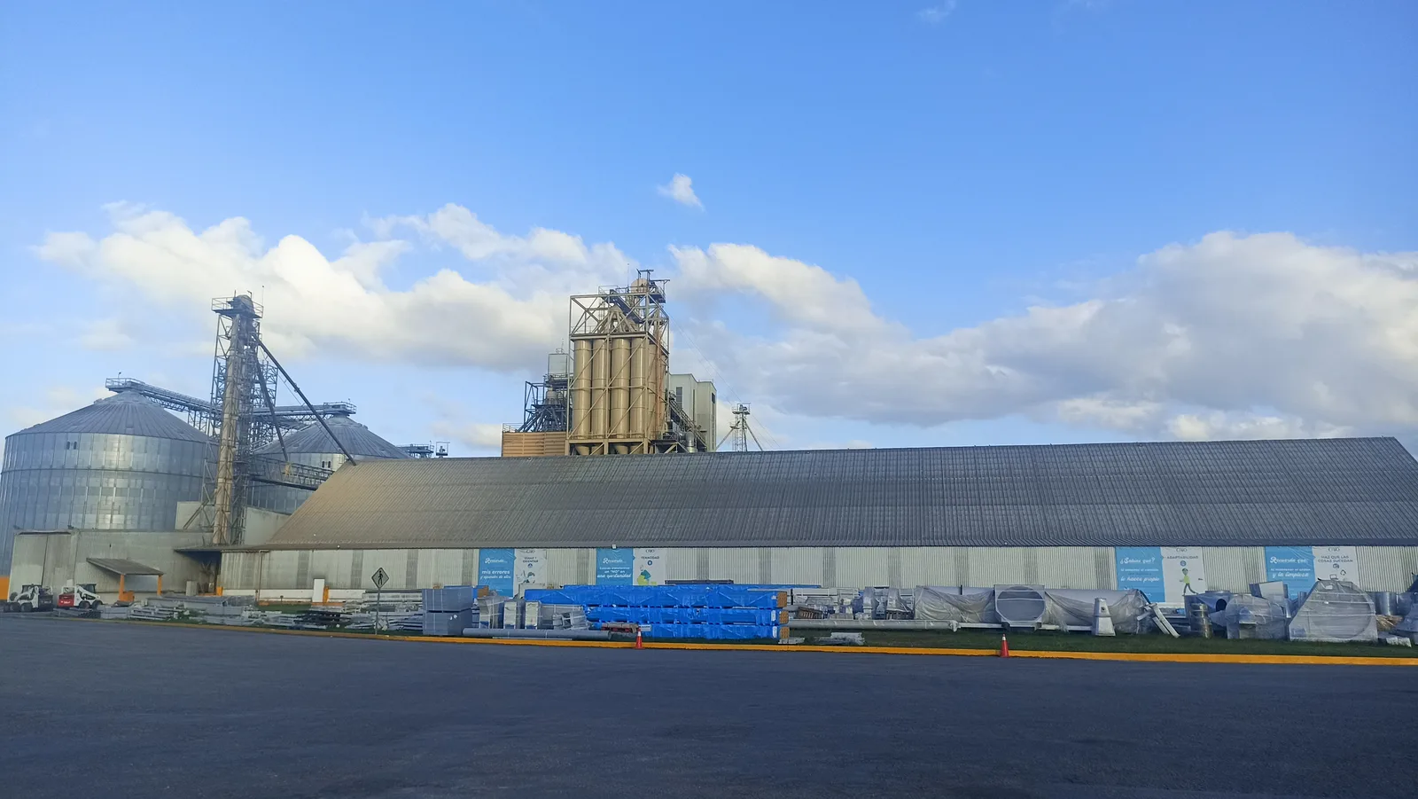 Planta agroindustrial con silos metálicos de almacenamiento de grano