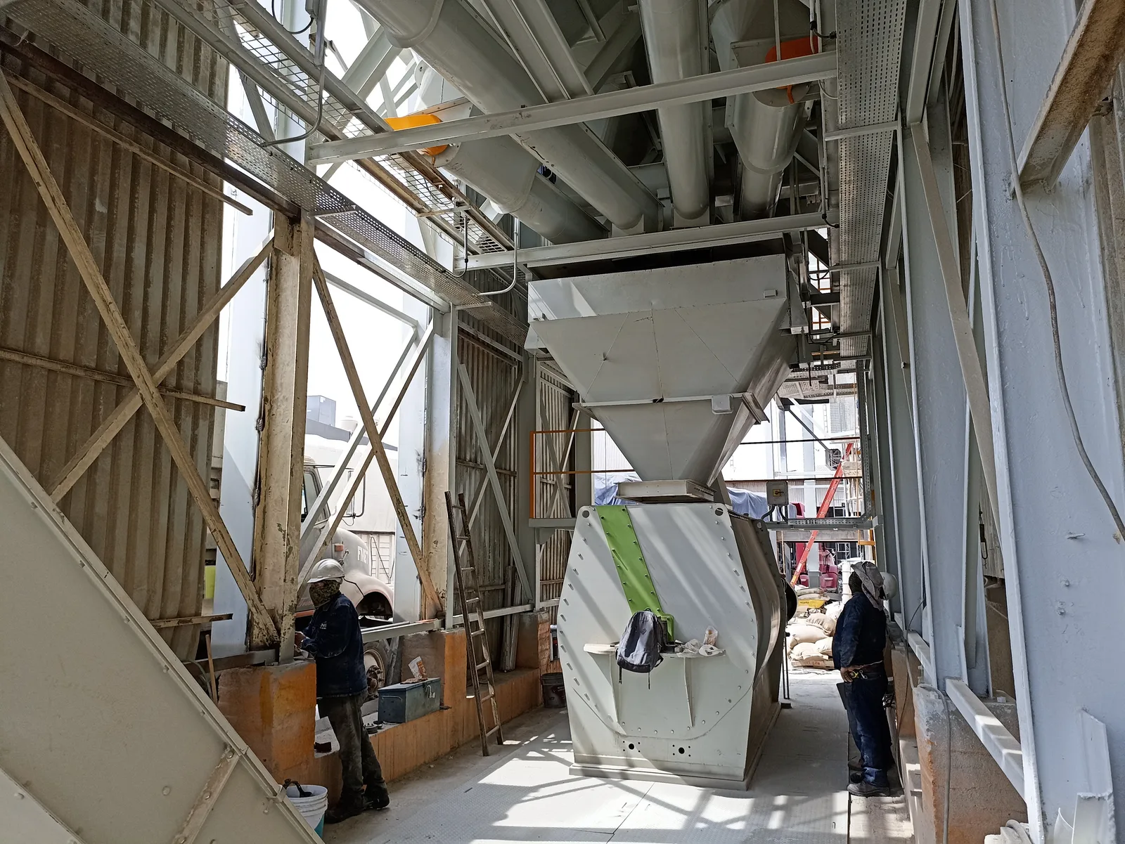Fabricación de equipo de proceso industrial a gran escala