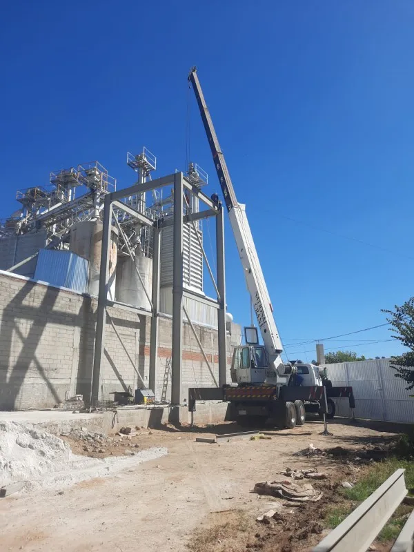 Estructura metálica en proceso de montaje en sitio