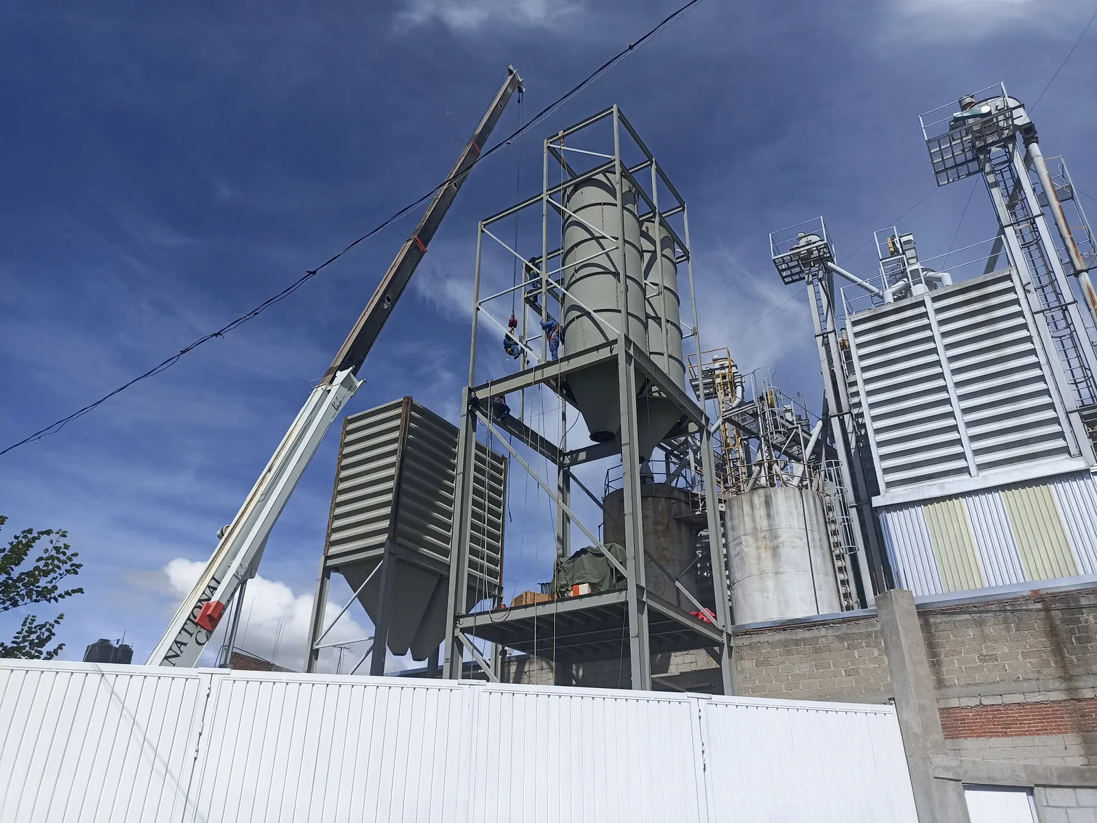 Izaje de estructura con grúa en obra industrial