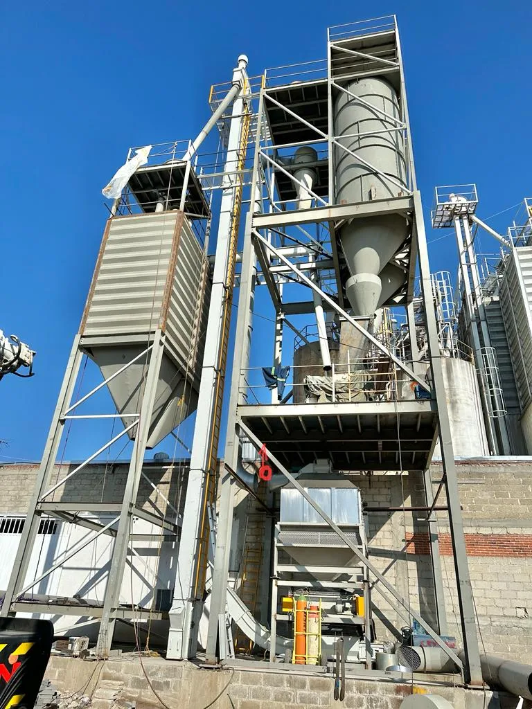 Torre de proceso industrial con silos en construcción